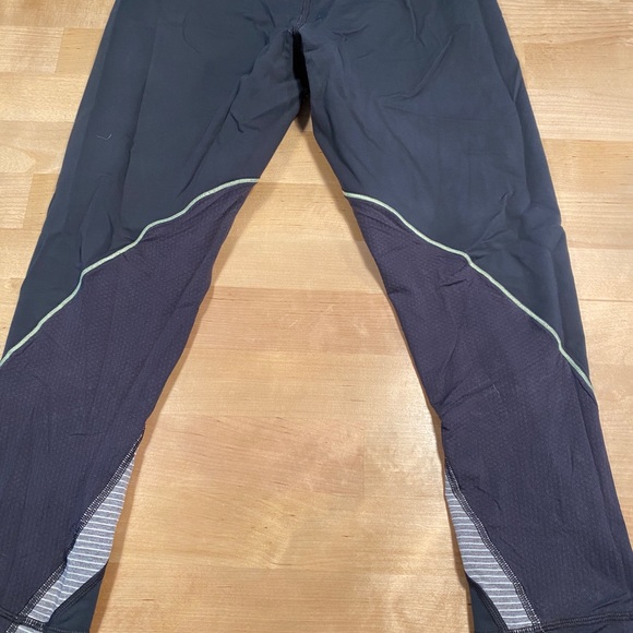 Lululemon running crop size 8 - Picture 3 of 4